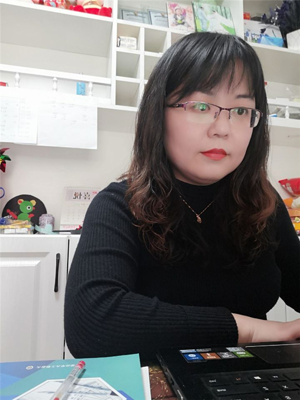 张芳工作照.jpg