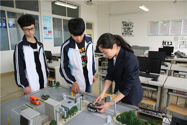 学生上课.jpg