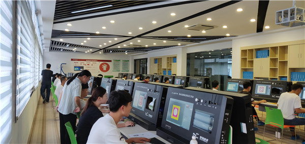 企业教师在指导UI平面设计实训项目.jpg