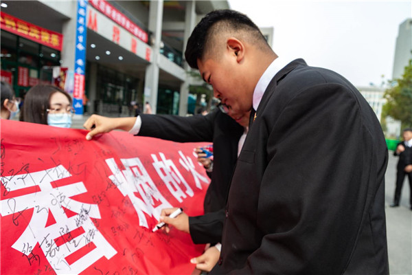学生代表签字.jpg